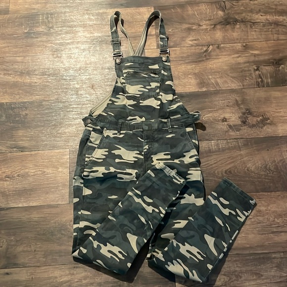 Forever 21 Camo Skinny Jean Overalls Size Medium - Picture 2 of 7